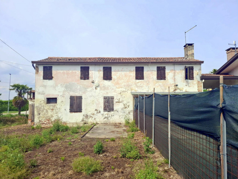RUSTICO CON 2 UNITA' COMPLETAMENTE DA RISTRUTTURARE A MASERA'

A pochi minuti dal centro di Maser...