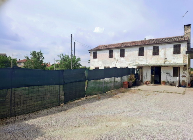 RUSTICO CON 2 UNITA' COMPLETAMENTE DA RISTRUTTURARE A MASERA'

A pochi minuti dal centro di Maser...