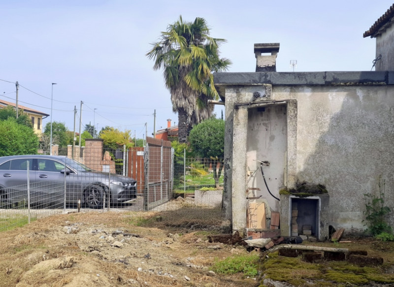 RUSTICO CON 2 UNITA' COMPLETAMENTE DA RISTRUTTURARE A MASERA'

A pochi minuti dal centro di Maser...
