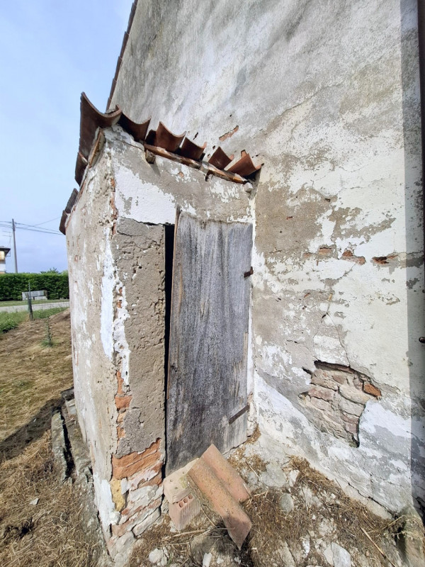 RUSTICO CON 2 UNITA' COMPLETAMENTE DA RISTRUTTURARE A MASERA'

A pochi minuti dal centro di Maser...