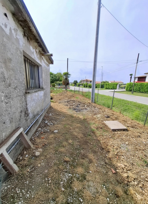 RUSTICO CON 2 UNITA' COMPLETAMENTE DA RISTRUTTURARE A MASERA'

A pochi minuti dal centro di Maser...