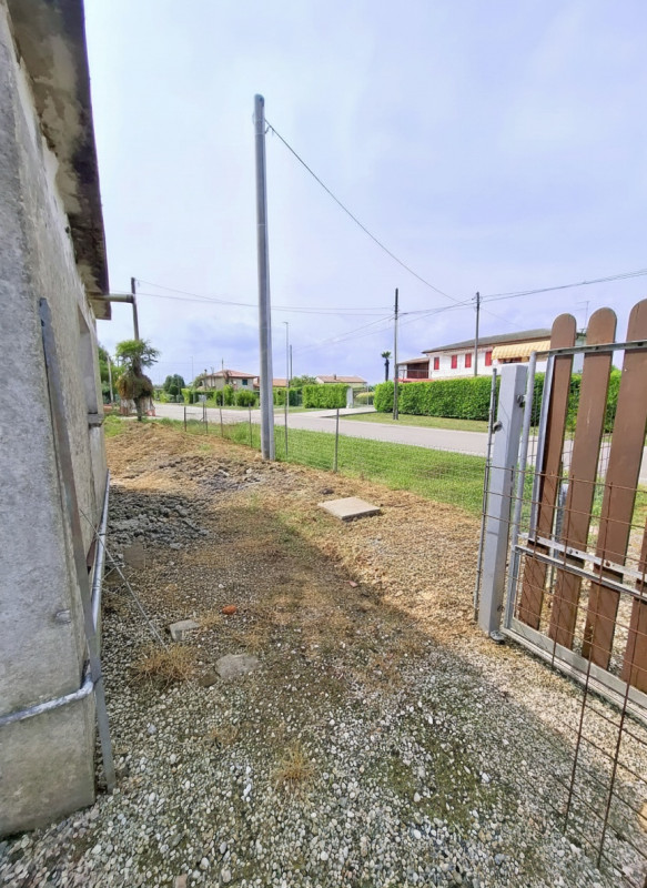 RUSTICO CON 2 UNITA' COMPLETAMENTE DA RISTRUTTURARE A MASERA'

A pochi minuti dal centro di Maser...