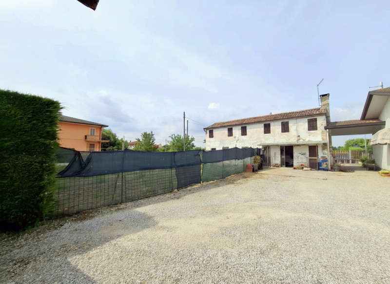 RUSTICO CON 2 UNITA' COMPLETAMENTE DA RISTRUTTURARE A MASERA'

A pochi minuti dal centro di Maser...