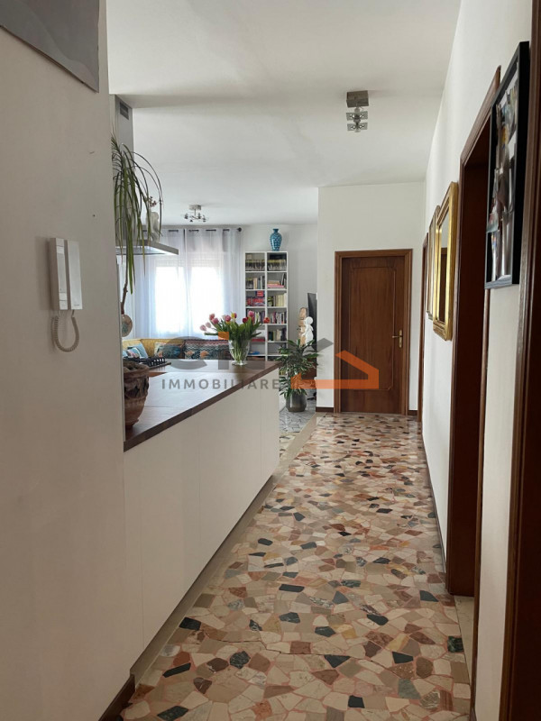 VIALE VENEZIA - BASSANO, a due passi dal centro storico, proponiamo appartamento grande e luminos...