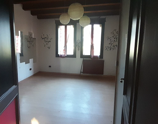 Rif. A.A.8-25

Vendita all'asta - abitazione unifamiliare con giardino in data 18 giugno 2026

De...