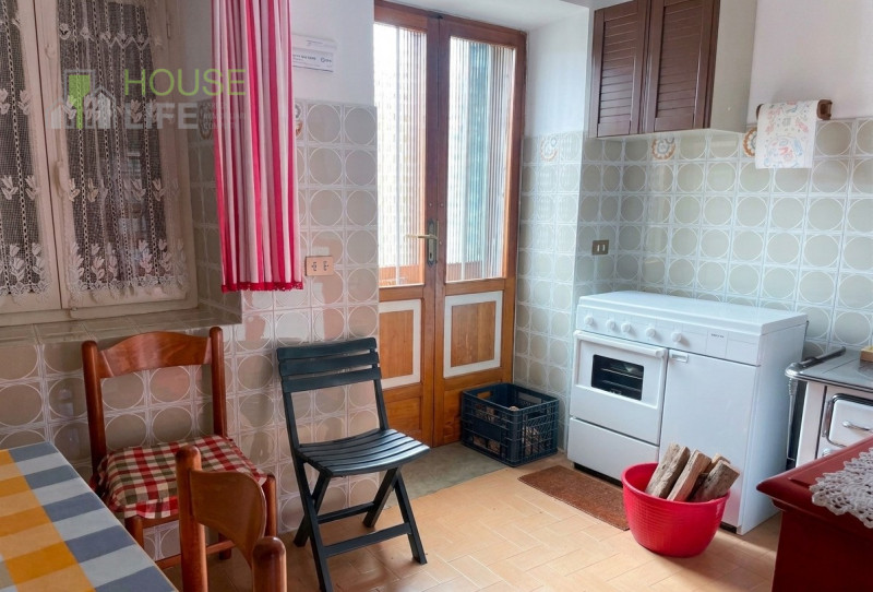 STARO (Valli del Pasubio): CASA INDIPENDENTE di 180 mq con corte e orto esclusivi. EURO 68.000.

...