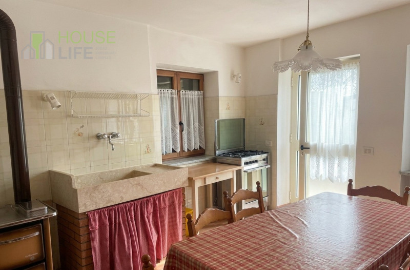 STARO (Valli del Pasubio): CASA INDIPENDENTE di 180 mq con corte e orto esclusivi. EURO 68.000.

...