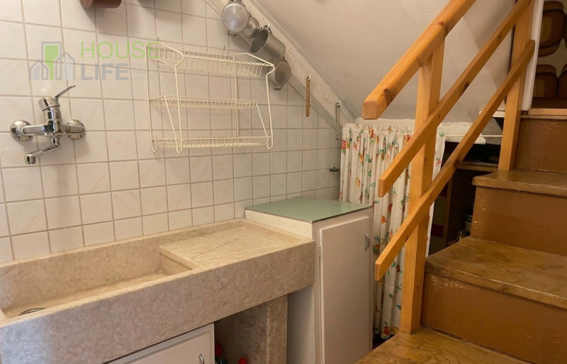 STARO (Valli del Pasubio): CASA INDIPENDENTE di 180 mq con corte e orto esclusivi. EURO 68.000.

...