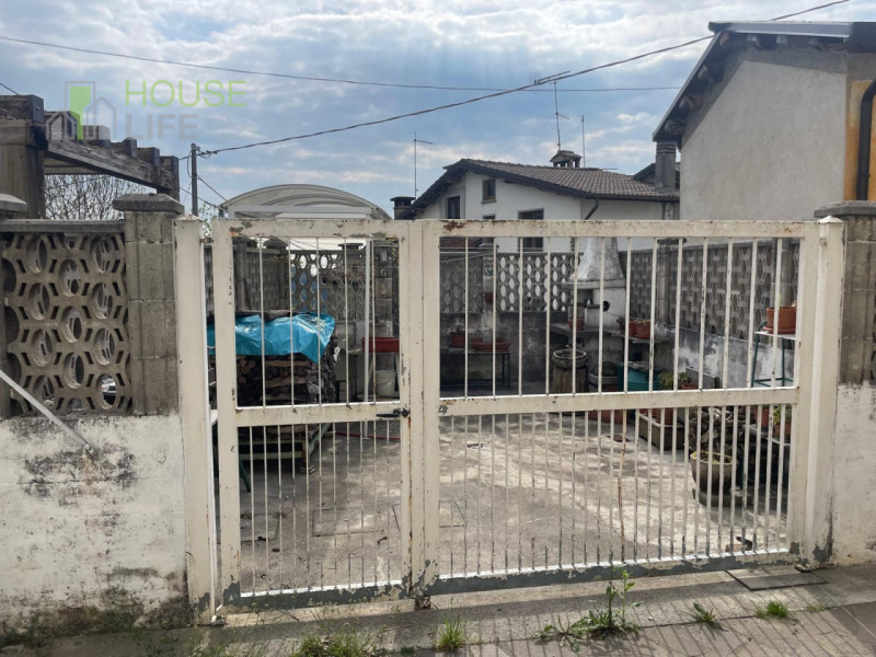 STARO (Valli del Pasubio): CASA INDIPENDENTE di 180 mq con corte e orto esclusivi. EURO 68.000.

...