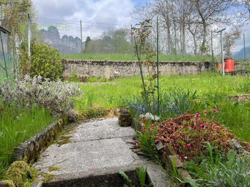 STARO (Valli del Pasubio): CASA INDIPENDENTE di 180 mq con corte e orto esclusivi. EURO 68.000.

...