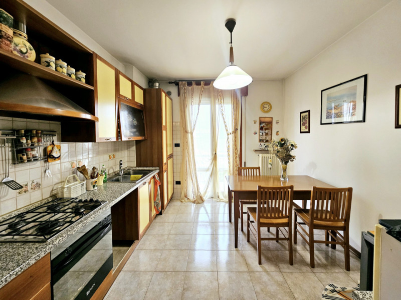 In una posizione comoda al centro di Este, proponiamo in vendita un appartamento dalle generose m...