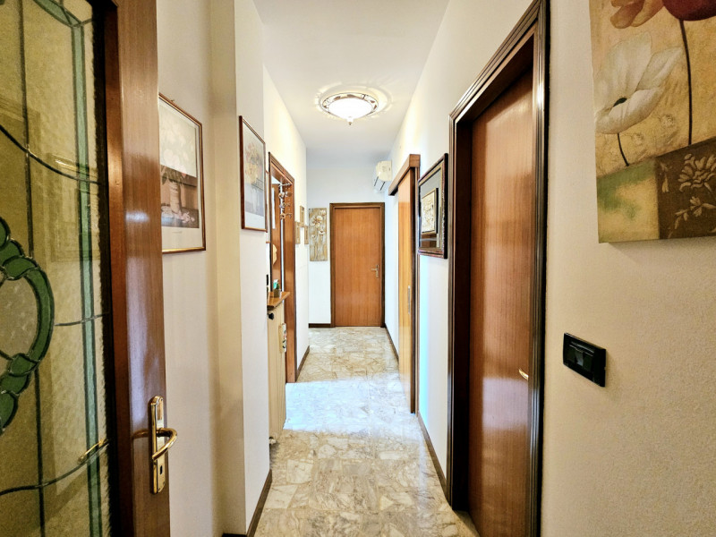 In una posizione comoda al centro di Este, proponiamo in vendita un appartamento dalle generose m...