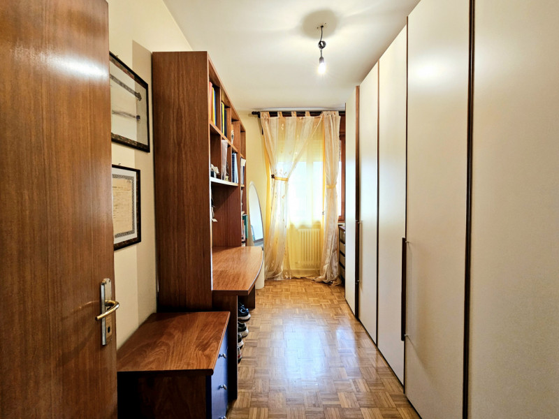 In una posizione comoda al centro di Este, proponiamo in vendita un appartamento dalle generose m...