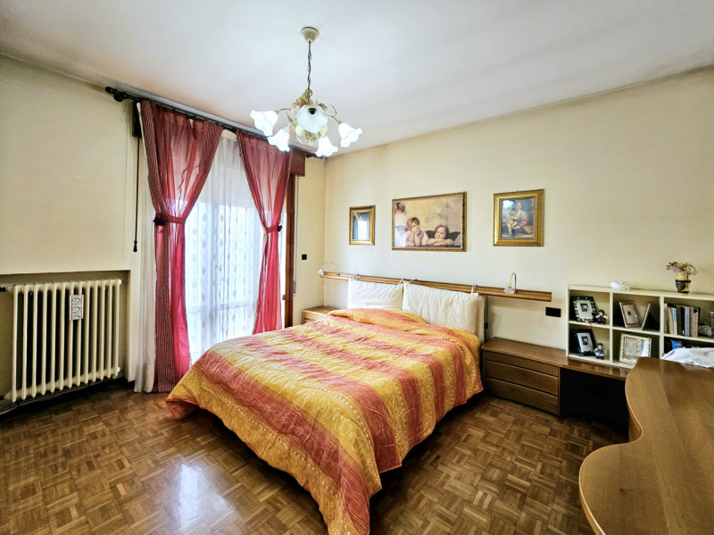 In una posizione comoda al centro di Este, proponiamo in vendita un appartamento dalle generose m...