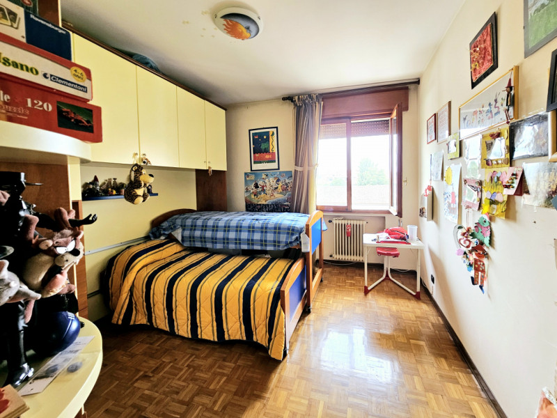 In una posizione comoda al centro di Este, proponiamo in vendita un appartamento dalle generose m...