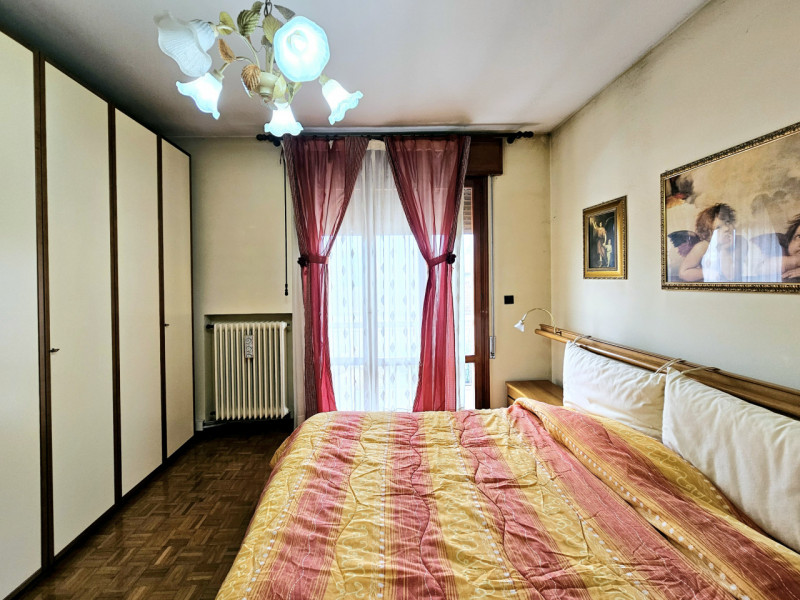 In una posizione comoda al centro di Este, proponiamo in vendita un appartamento dalle generose m...