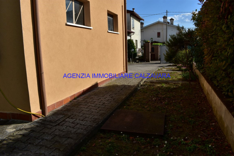 Nel cuore della prima parte di Albignasego, in posizione strategica e completamente servita, prop...