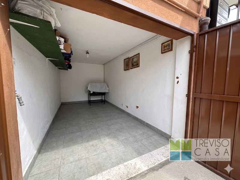 In zona centrale, molto tranquilla e molto ben servita PROPONIAMO IN VENDITA Appartamento con 2 C...