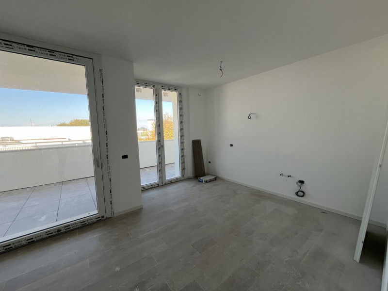 Nel centro di Noale, all’interno di una elegante palazzina di sole tre unità abitative, proponiam...