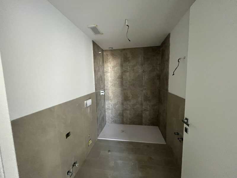 Nel centro di Noale, all’interno di una elegante palazzina di sole tre unità abitative, proponiam...