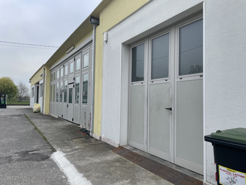 In vendita a Sant'Angelo di Piove di Sacco, proponiamo complesso immobiliare, situato in una stra...