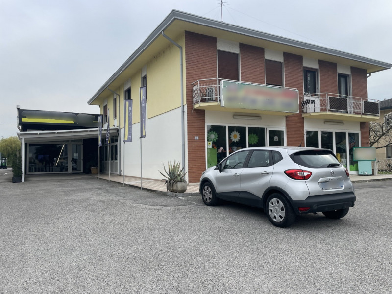 In vendita a Sant'Angelo di Piove di Sacco, proponiamo complesso immobiliare, situato in una stra...