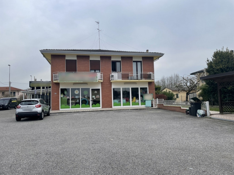 In vendita a Sant'Angelo di Piove di Sacco, proponiamo complesso immobiliare, situato in una stra...