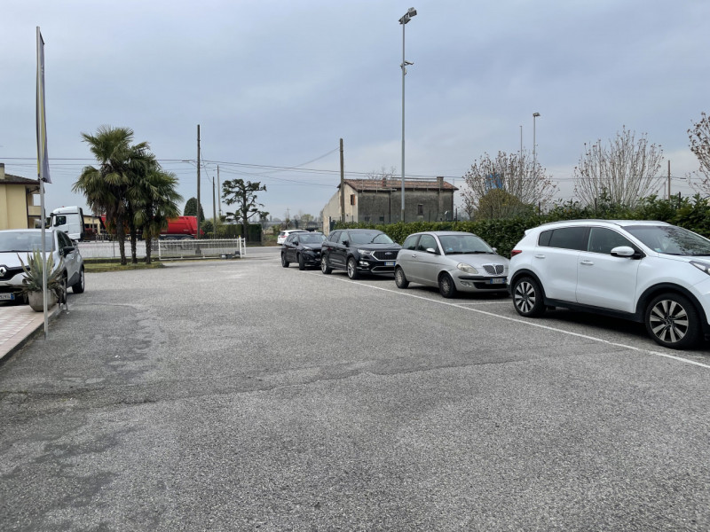 In vendita a Sant'Angelo di Piove di Sacco, proponiamo complesso immobiliare, situato in una stra...