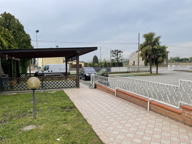 In vendita a Sant'Angelo di Piove di Sacco, proponiamo complesso immobiliare, situato in una stra...