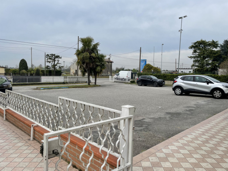 In vendita a Sant'Angelo di Piove di Sacco, proponiamo complesso immobiliare, situato in una stra...