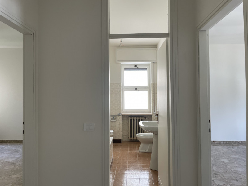 Rif. BA340 (per info 39 3939878704 Daniel)

Proponiamo in vendita un luminoso appartamento di amp...