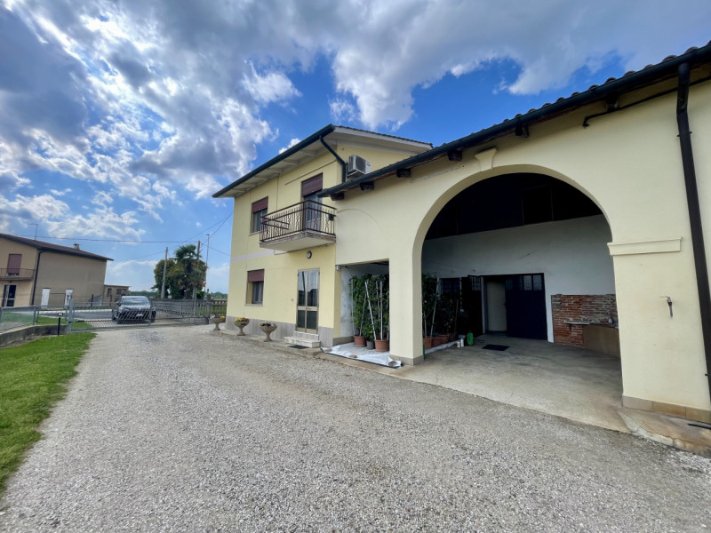 VILLAFRANCA PADOVANA - Situata in una zona verdeggiante di Villafranca Padovana, questa casa di c...