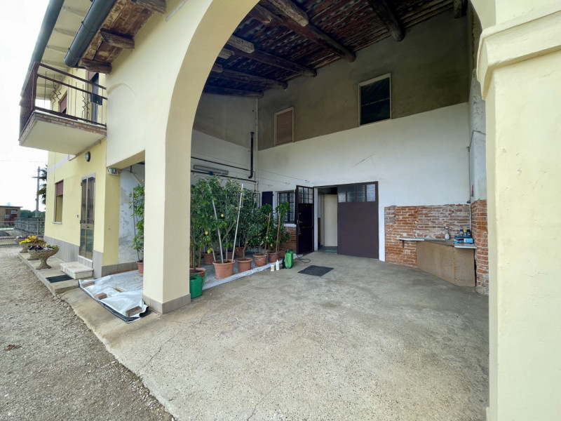VILLAFRANCA PADOVANA - Situata in una zona verdeggiante di Villafranca Padovana, questa casa di c...