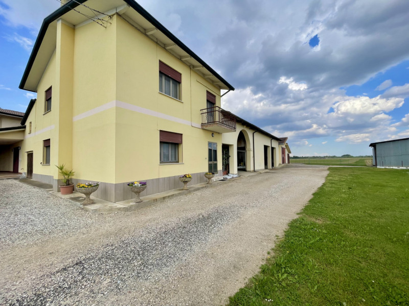 VILLAFRANCA PADOVANA - Situata in una zona verdeggiante di Villafranca Padovana, questa casa di c...