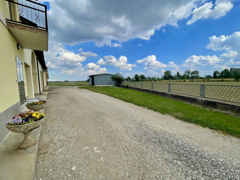 VILLAFRANCA PADOVANA - Situata in una zona verdeggiante di Villafranca Padovana, questa casa di c...