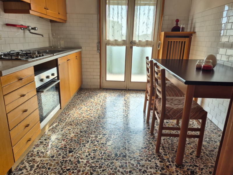 Nel quartiere Ca’ Nave di Cittadella, in piena zona Borghi, proponiamo un ampio appartamento inse...