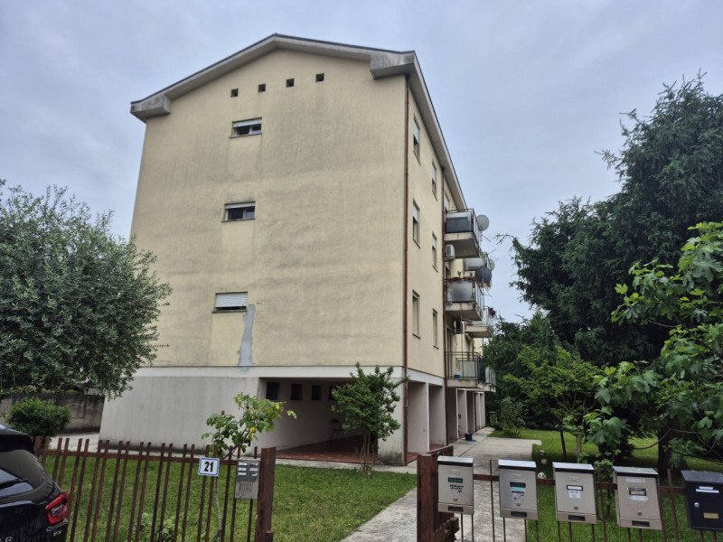 Nel quartiere Ca’ Nave di Cittadella, in piena zona Borghi, proponiamo un ampio appartamento inse...