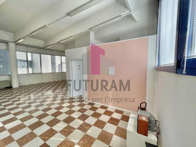 VICENZA - 49FIL - PER INFO 0444310220

Proponiamo in VENDITA un ufficio di 92 mq al primo piano i...