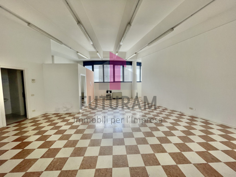 VICENZA - 49FIL - PER INFO 0444310220

Proponiamo in VENDITA un ufficio di 92 mq al primo piano i...