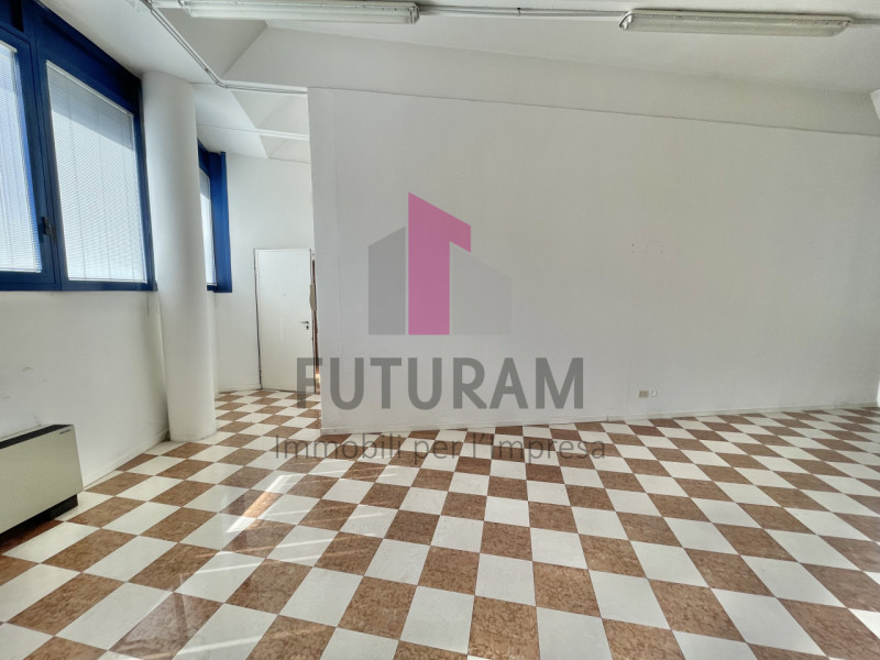 VICENZA - 49FIL - PER INFO 0444310220

Proponiamo in VENDITA un ufficio di 92 mq al primo piano i...
