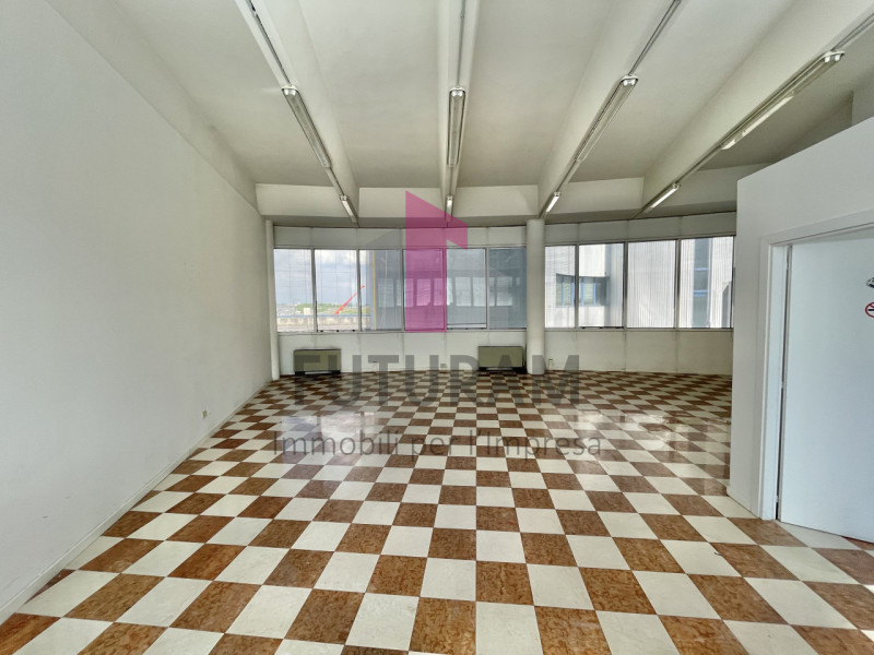 VICENZA - 49FIL - PER INFO 0444310220

Proponiamo in VENDITA un ufficio di 92 mq al primo piano i...