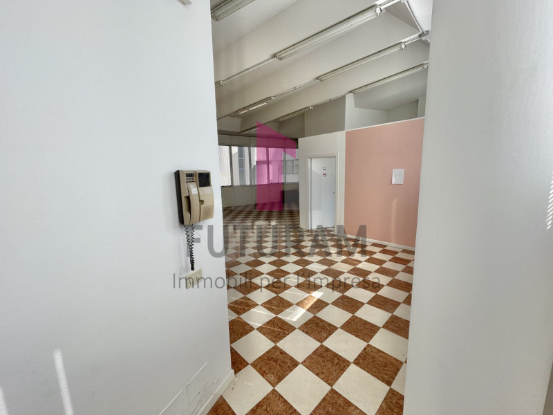 VICENZA - 49FIL - PER INFO 0444310220

Proponiamo in AFFITTO un ufficio di 92 mq al primo piano i...