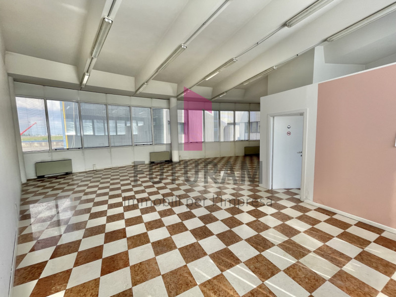 VICENZA - 49FIL - PER INFO 0444310220

Proponiamo in AFFITTO un ufficio di 92 mq al primo piano i...