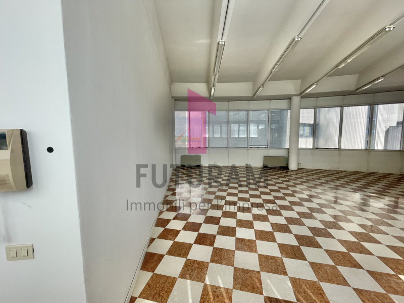 VICENZA - 49FIL - PER INFO 0444310220

Proponiamo in AFFITTO un ufficio di 92 mq al primo piano i...