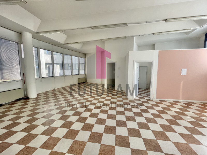 VICENZA - 49FIL - PER INFO 0444310220

Proponiamo in AFFITTO un ufficio di 92 mq al primo piano i...