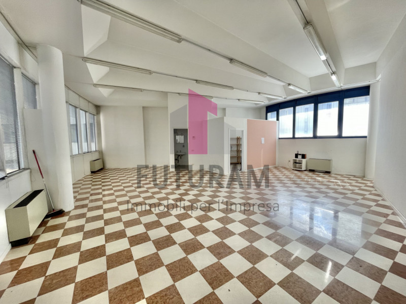 VICENZA - 49FIL - PER INFO 0444310220

Proponiamo in AFFITTO un ufficio di 92 mq al primo piano i...
