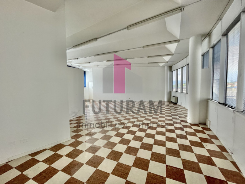 VICENZA - 49FIL - PER INFO 0444310220

Proponiamo in AFFITTO un ufficio di 92 mq al primo piano i...