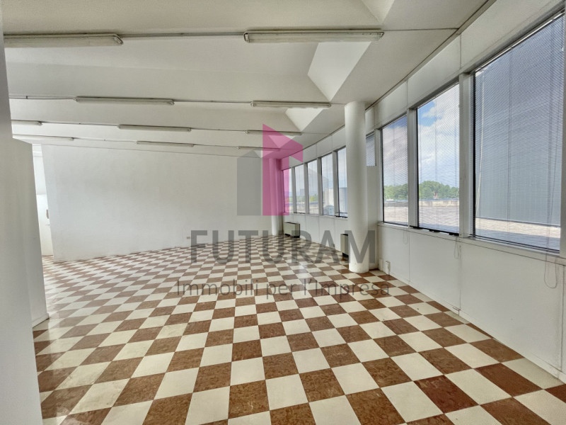 VICENZA - 49FIL - PER INFO 0444310220

Proponiamo in AFFITTO un ufficio di 92 mq al primo piano i...