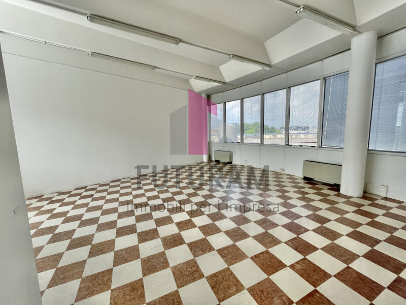 VICENZA - 49FIL - PER INFO 0444310220

Proponiamo in AFFITTO un ufficio di 92 mq al primo piano i...