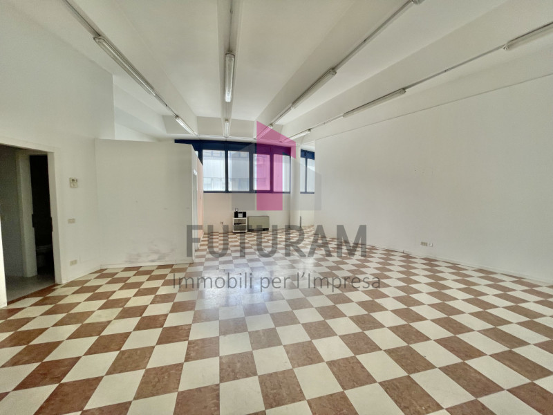 VICENZA - 49FIL - PER INFO 0444310220

Proponiamo in AFFITTO un ufficio di 92 mq al primo piano i...